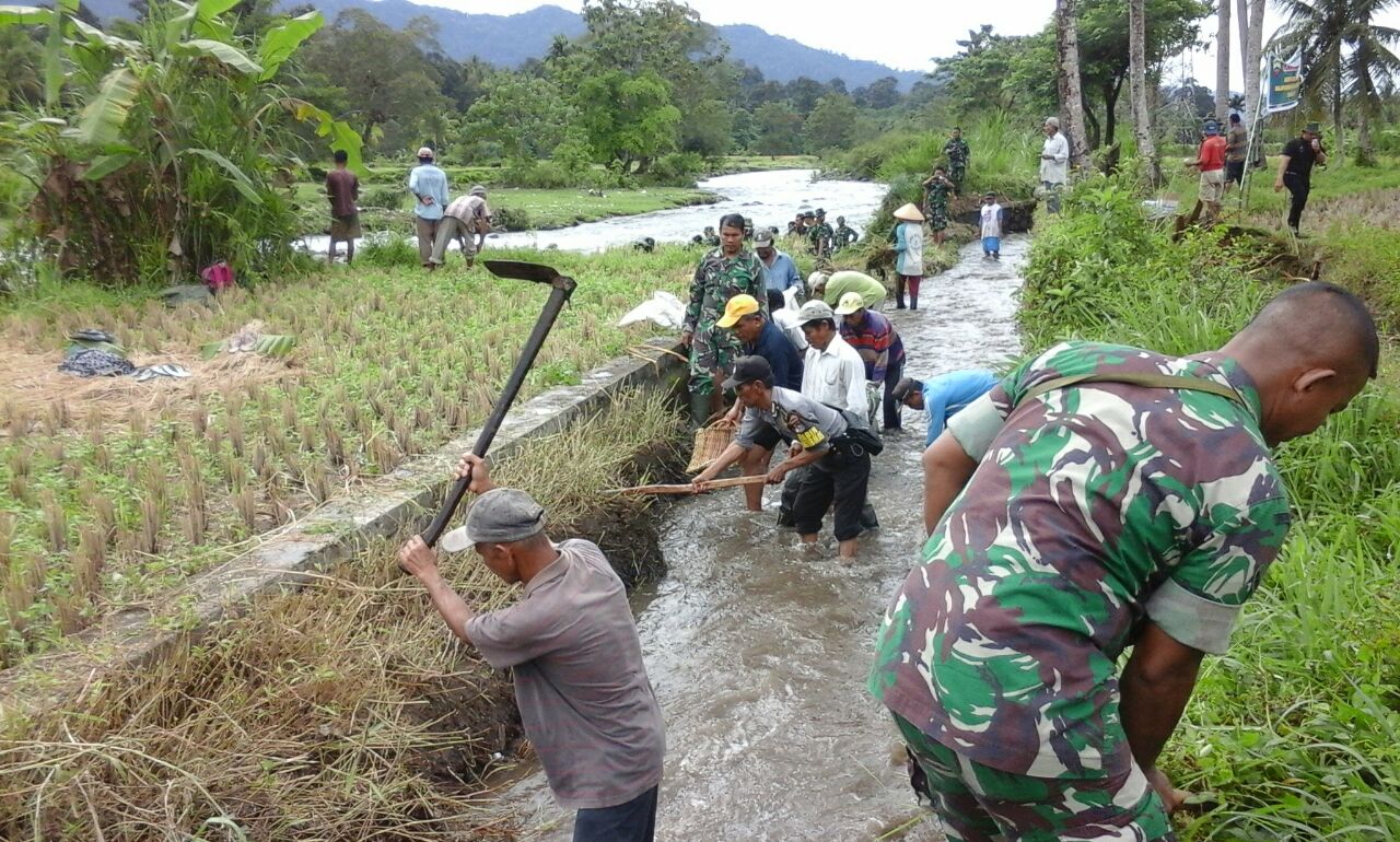 Senagari Dalam Rangka Hari Juang Kartika, Prajurit Kodim 0308/Pariaman Bantu ...