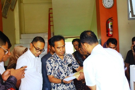 Ketua KPU Padang saat pembukaan kota suara untuk bukti sidang PHPU di Mahkamah Konstitusi.