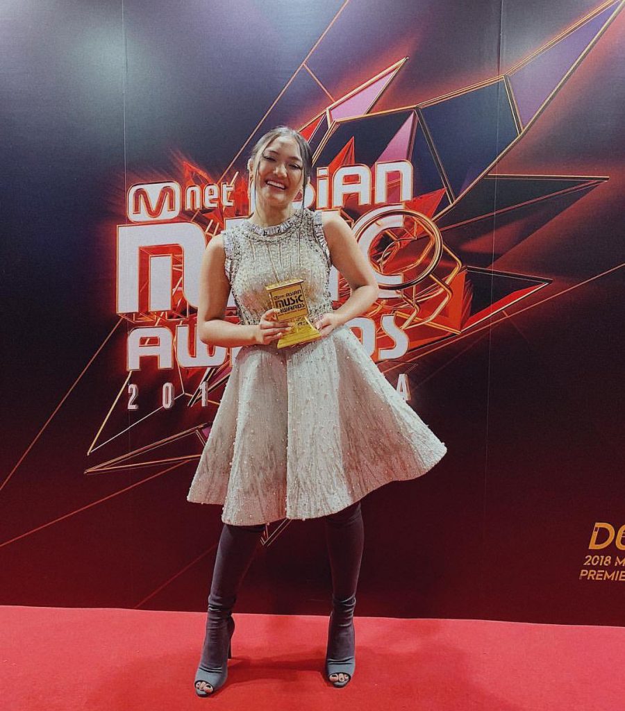 Saat menerima penghargaan sebagai 'Best New Artist' di ajang Mnet Music Award di Korea