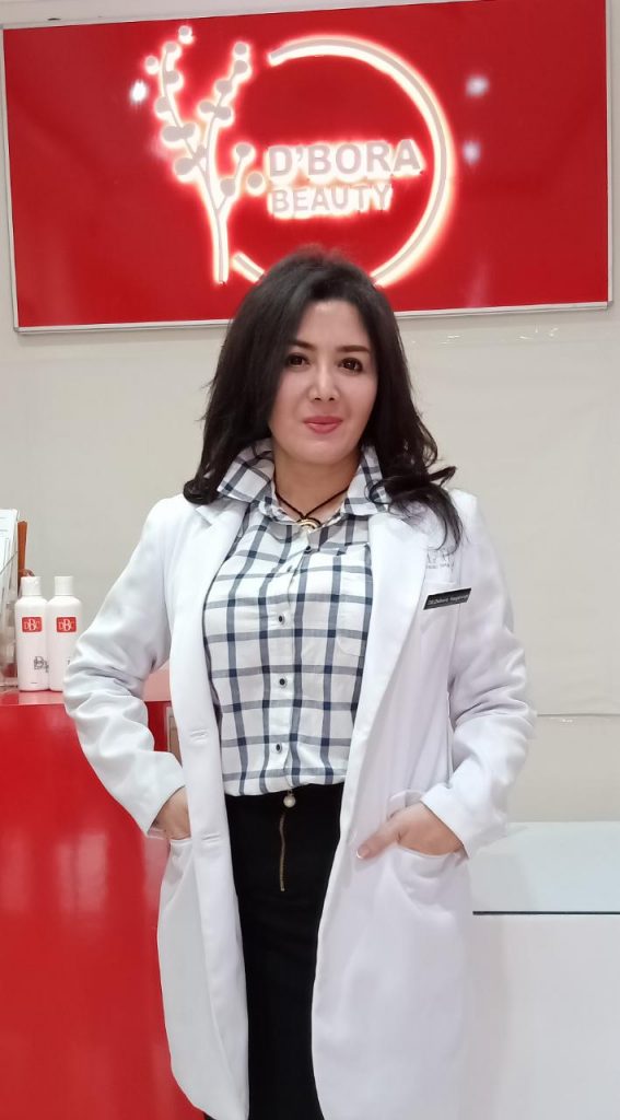 Foto Beb - Dr Debora Megawati, tidak sekedar membuka klinik kecantikan saja. Sebelumnya kliniknya menyediakan pengobatan gratis bagi orang yang tidak mampu