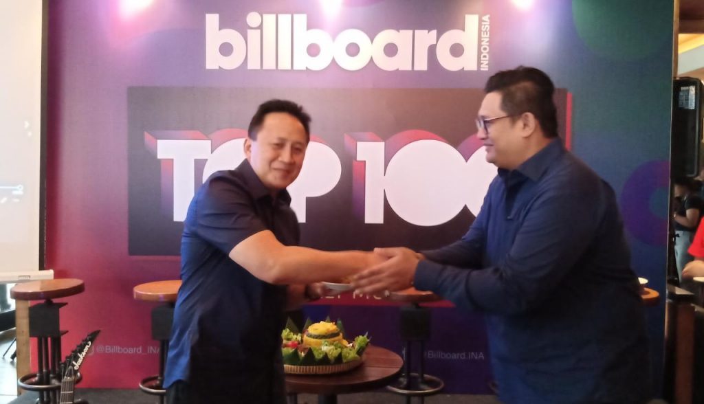 Foto Beb - Aldo Sianturi, Chief Operating Officer Billboard Indonesia menyerahkan potongan tumpeng kepada Triawan Munaf (Kepala Badan Ekonomi Kreatif)