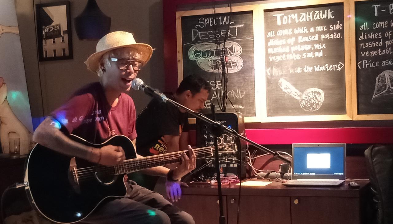 Foto Beb - Denny saat tampil di acara ulangtahun Black Sheep, Kemang