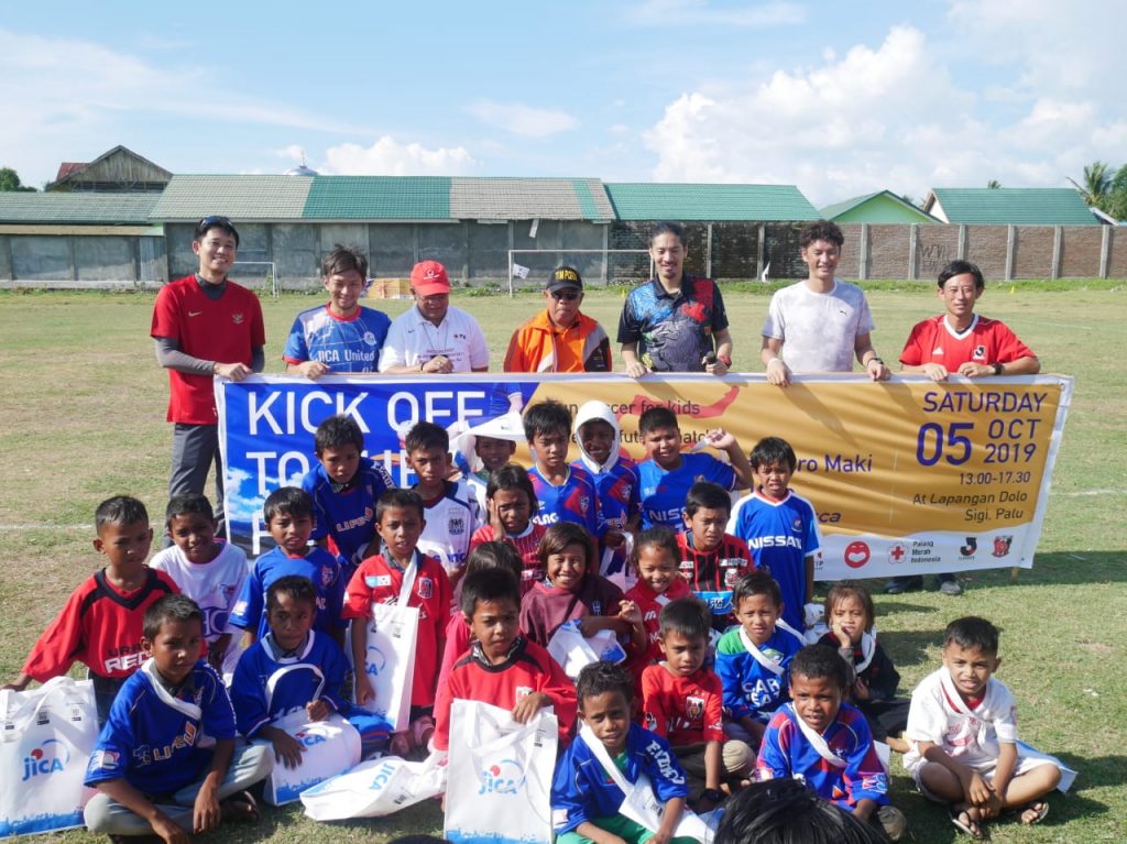 Anak-anak korban bencana mengikuti acara 'Kick Off to The Future' Fun Soccer for Kids