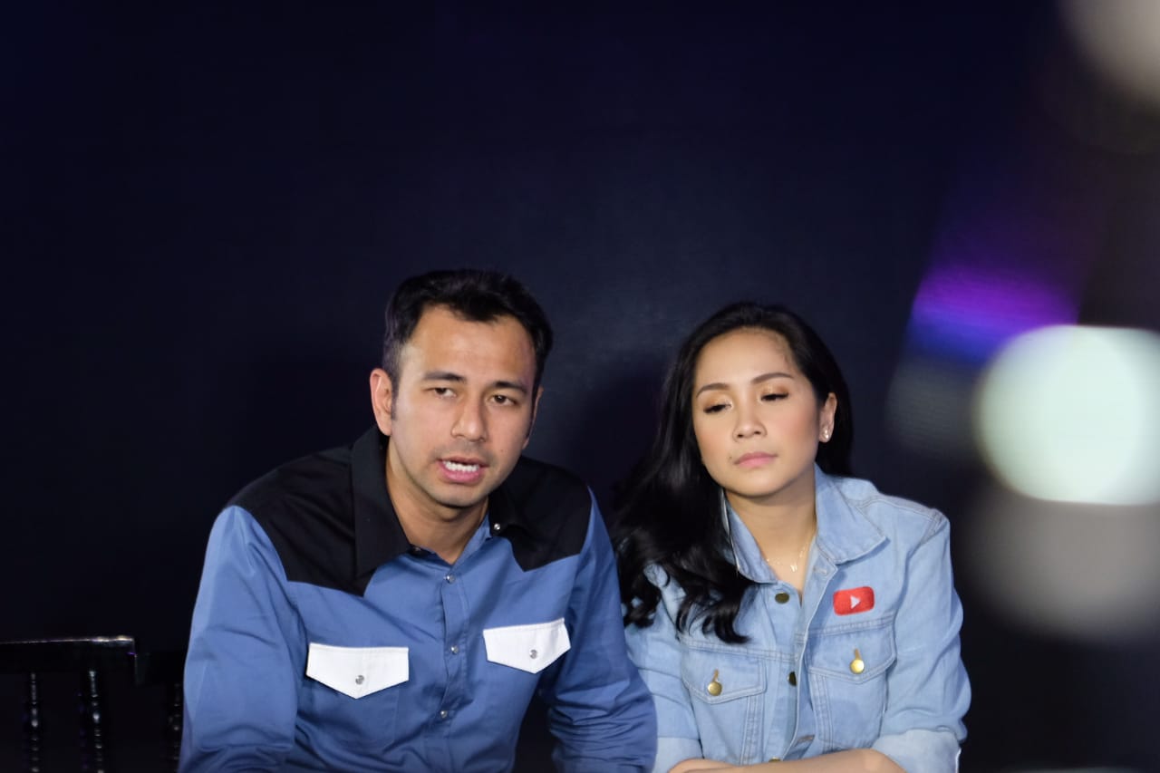 Foto Beb - Raffi Ahmad ditemani Nagita Slavina saat memutuskan mundur sejenak dari industri hiburan