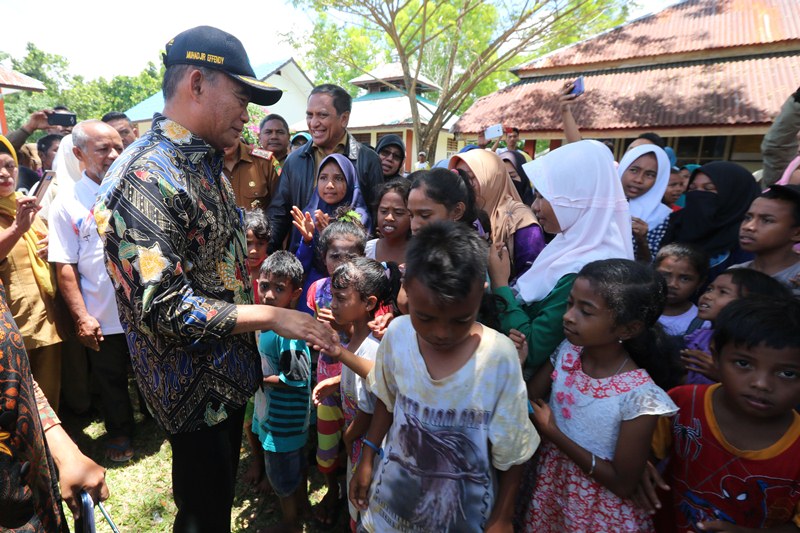 MENDIKBUD TINJAU SISWA KORBAN GEMPA