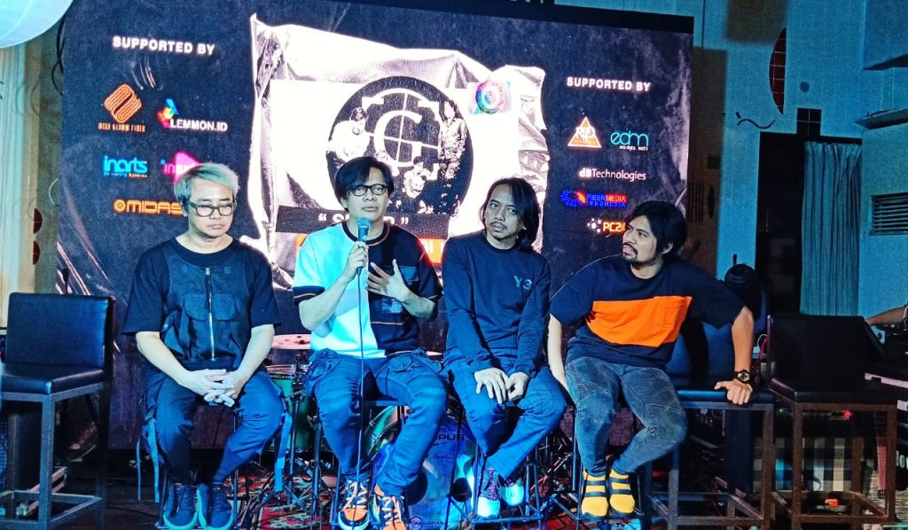 Foto Beb - Armand Maulana menjelaskan tentang 'Exclusive Set Box' spesial perjalanan 25 tahun GIGI