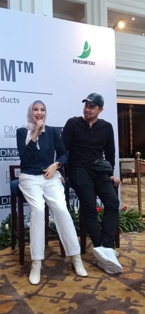 Foto Beb - Pasangan Sultan Djorghi dan Annisa Trihapsari saat berbagi pengalaman