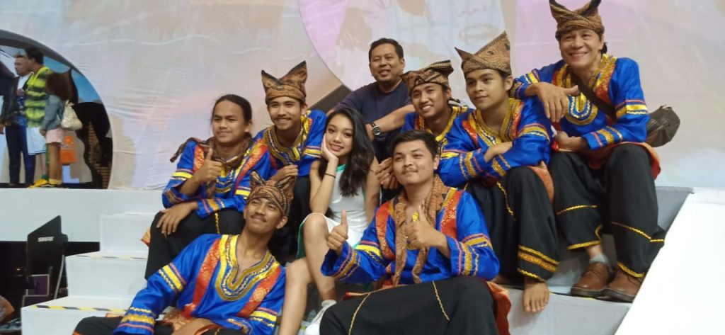 Foto Beb - Naura dan promotor Konser Dongeng, Oktariadi berfoto bersama penari Tapuak Galembong