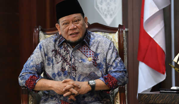 Ketua Dewan Perwakilan Daerah (DPD) La Nyalla Mahmud Mattalitti berpose untuk pemotretan usai wawancara khusus untuk Kantor Berita Antara di kompleks Parlemen, Jakarta, Rabu (16/10/2019). ANTARA FOTO/Aditya Pradana Putra/ama.
  *** Local Caption ***