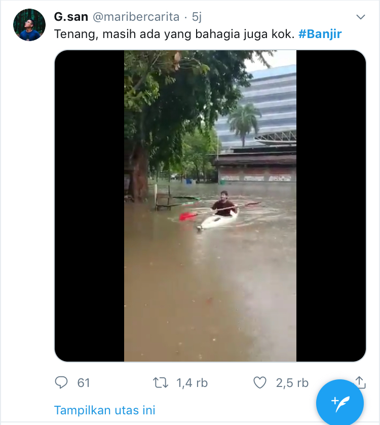 Warga tengah asik bersampan ditengah genangan banjir