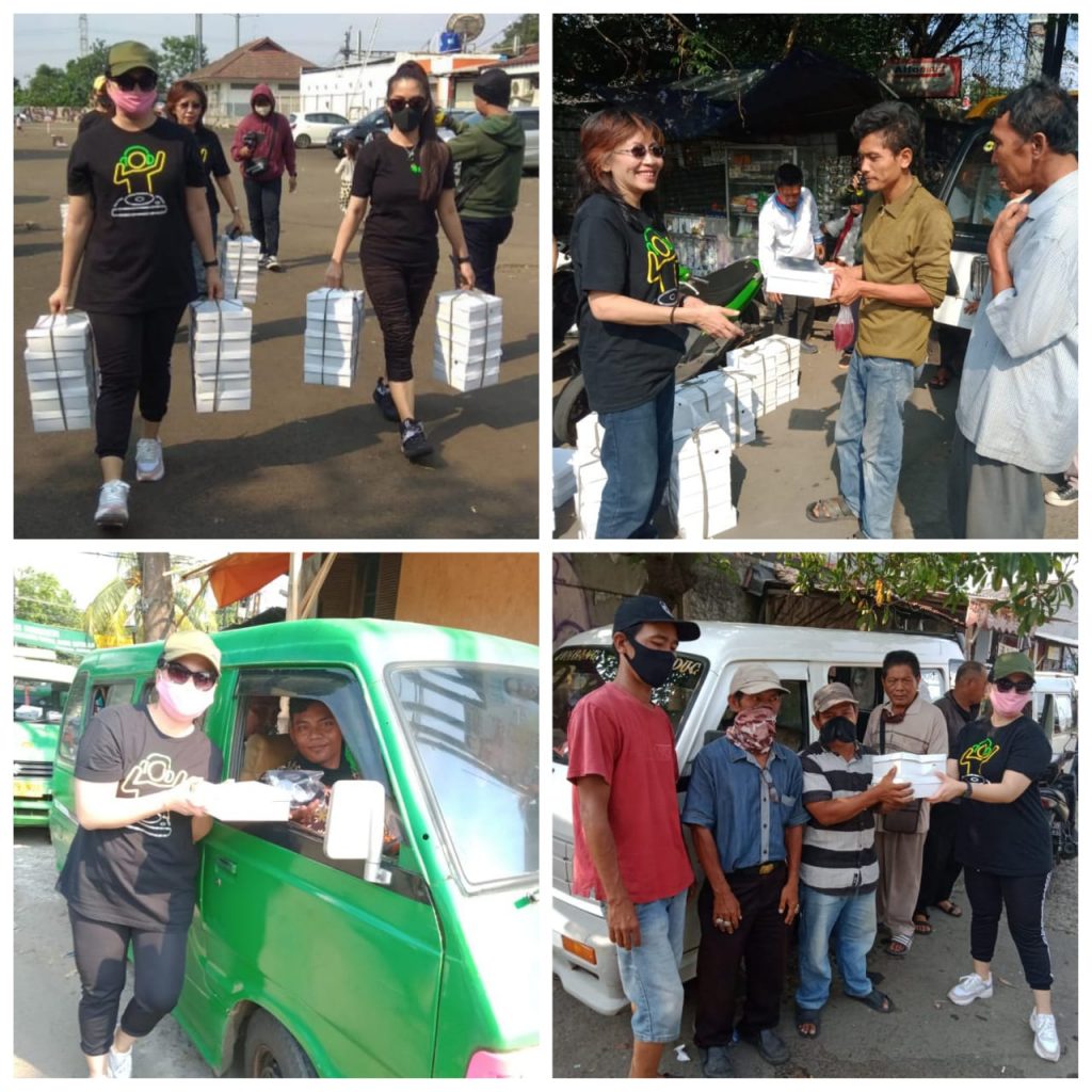 Sopir angkot menerima paket makanan, masker dan hand sanitizer