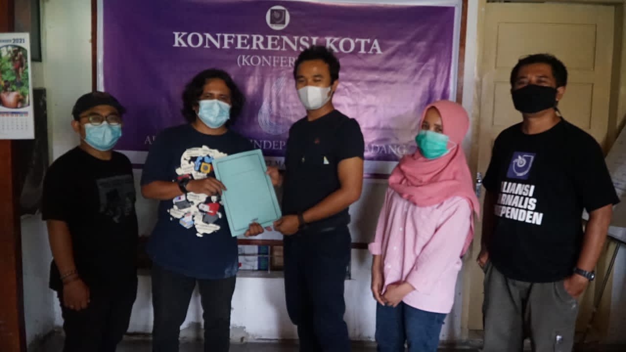 Konferensi Kota (Konferta) ke-VI AJI Padang menetapkan Aidil Ichlas (BeritasatuTV) dan Ade Suhendra (Klikpositif.com) sebagai Ketua dan Sekretaris AJI Padang periode 2021-2024