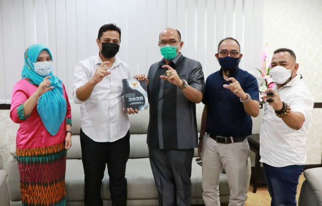 Ketua DPRD Sumbar terima laporan kinerja tahun 2020 diserahkan Ketua KI Sumbar Nofal Wiska didampingi komisioner lainnya.