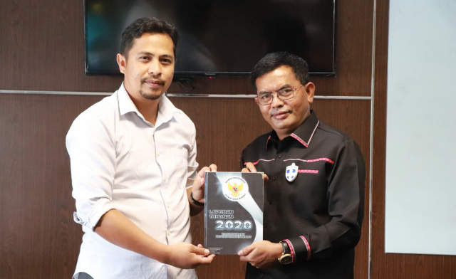 Teks Foto Ketua KI Sumbar Nofal Wiska serahkan laporan tahunan ke Ketua Komisi I DPRD Sumbar Syamsul Bahri Selasa 30/3-2021.