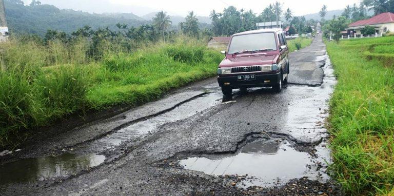 Kondisi jalan di Kecamatan Tanjung Baru, Kabupaten Tanah Datar, Sumatra Barat