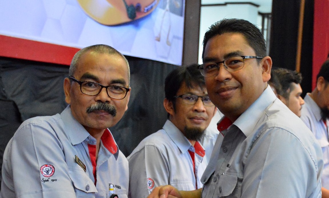 Direktur Utama PT Semen Padang Yosviandri (kanan) saat menyerahkan penghargaan pada karyawan. Sumber Foto Twitter Resmi PT Semen Padang