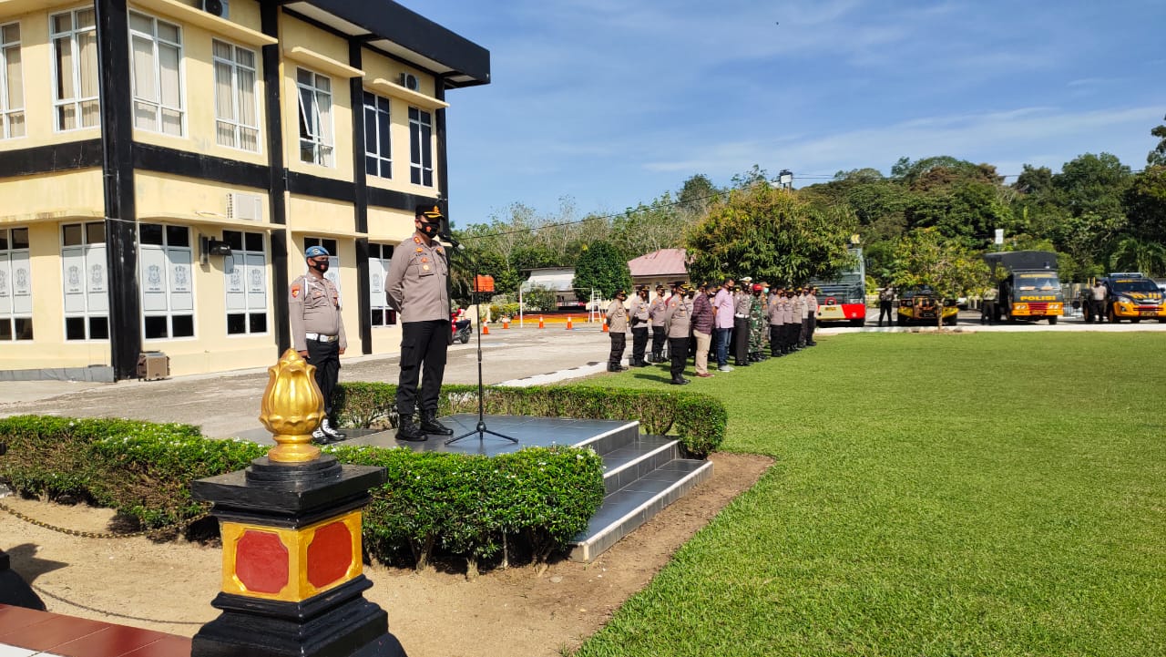 Kapolres Dharmasraya AKBP Aditya Galayudha Ferdiansyah, S.I.K, M.T, pimpin apel pergeseran pasukan pengamanan Pilwana serentak Kabupaten Dharmasraya.