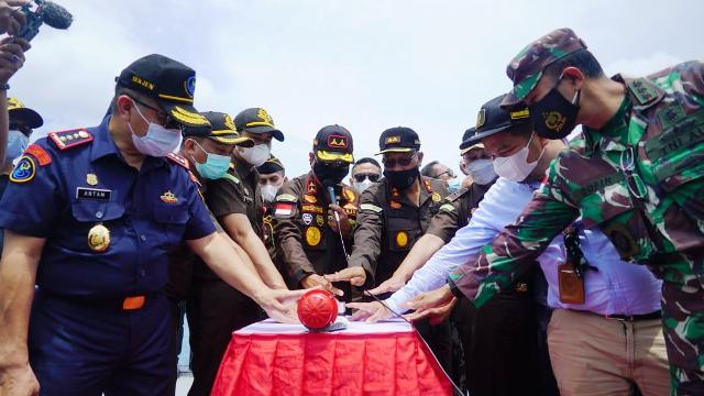 Kementrian Kelautan dan Perikaban bersama Kejaksaan menenggelamkan 10 kapal illegal fishing di perairan Laut Natuna Utara.