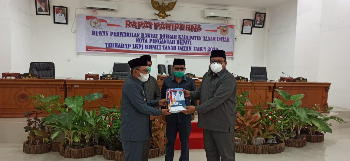 Bupati Tanah Datar Eka Putra menyerahkan LKPj tahun 2020 kepada Ketua DPRD Tanah Datar.