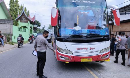 Bus Gumarang Jaya nopol polisi BE 7320 CU menabrak sekelompok anak SD di Pialah, Kamis (15/4) Foto : EYM