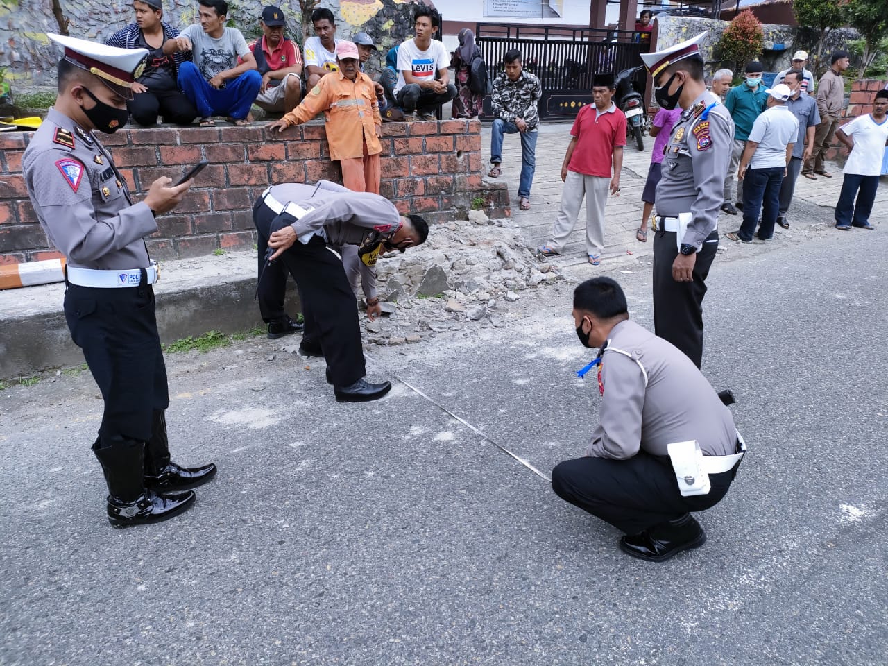 Peristiwa maut akibat bus Gumarang Jaya nopol polisi BE 7320 CU menabrak sekelompok anak SD di Pialah, Kamis (15/4) Foto : EYM