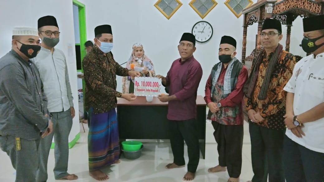 Wakil Ketua DPRD Dharmasraya Benny Ridwan menyerahkan bantuan kepada pengurus untuk pembangunan Masjid Al-Hidayah