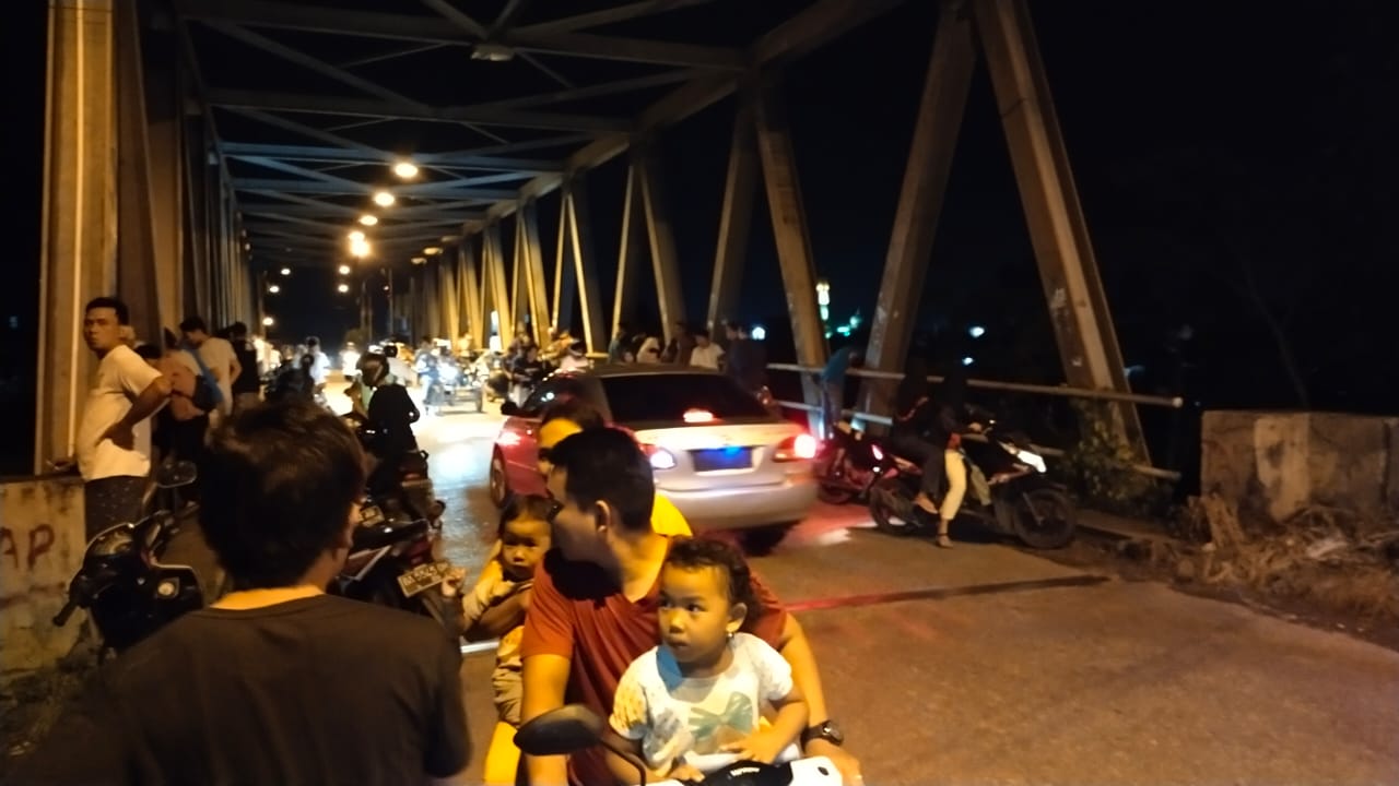 Pengendara roda dua berhenti secara tiba-tiba di jembatan Kampung Kalawi dan membuat lalulintas tersendat, Jumat (23/4) malam WIB