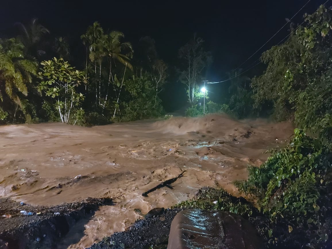 Kondisi jalan Manggilang, Pangkaln Koto Baru, Limapuluh Kota, malam ini saat terjadi banjir,Kamis (29/4)