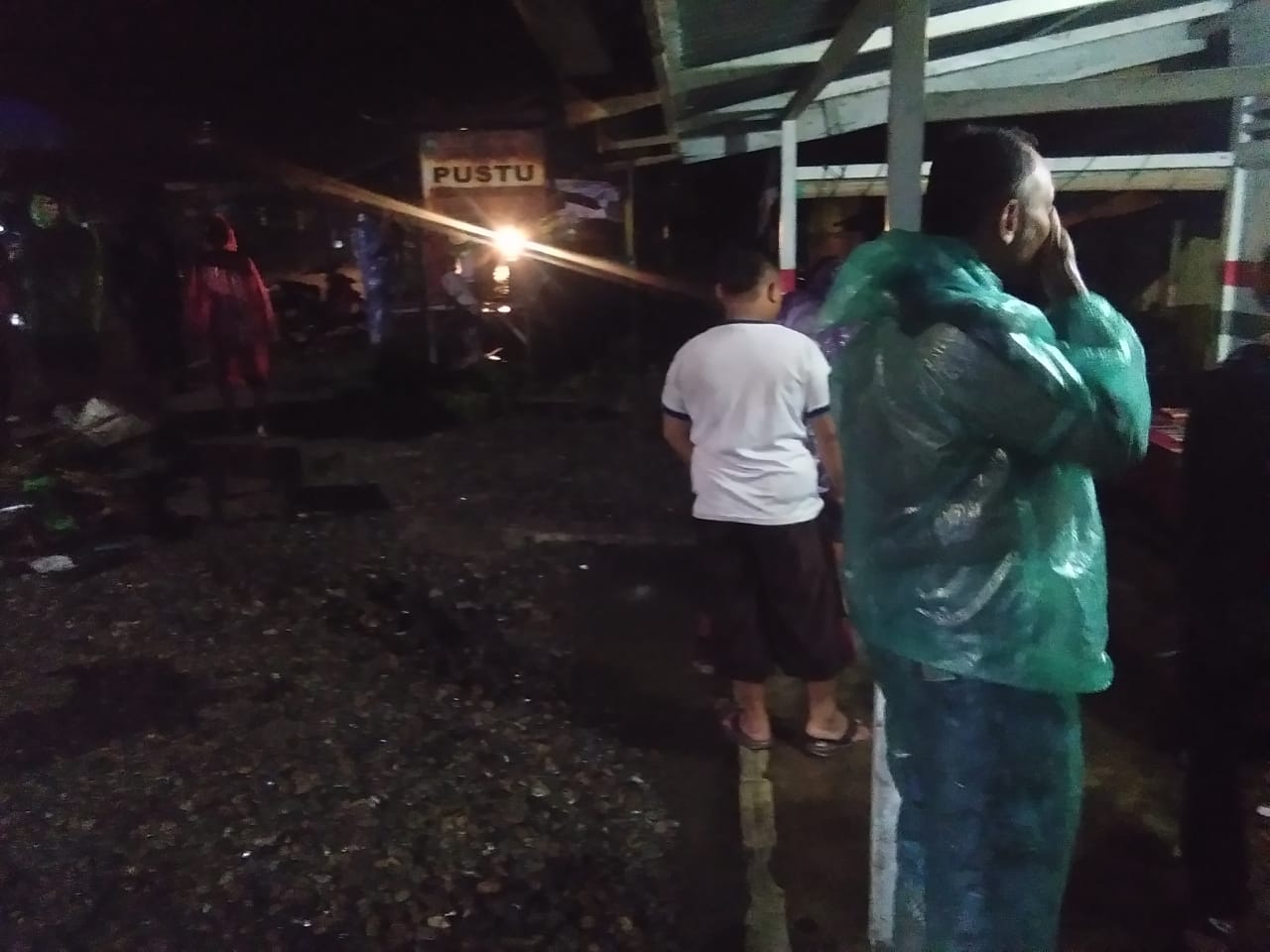 Kondisi warga saat banjir di Kecamatan Lubuk Sikaping Pasaman, Kamis (29/4), malam WIB.