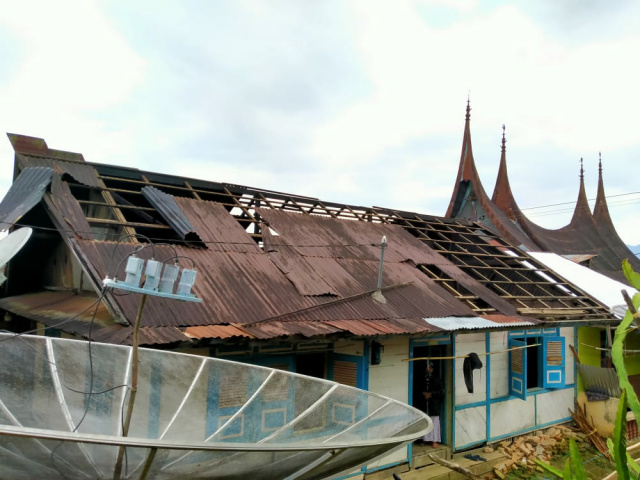 Atap rumah warga berterbangan dilanda angin kencang di Tanah Datar.
