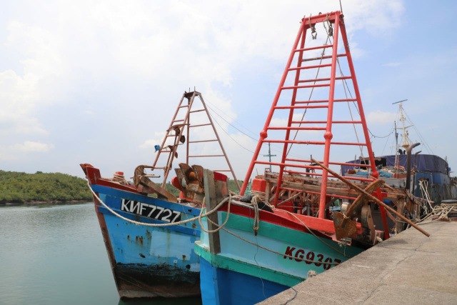 Dua kapal ikan asing ilegal berbendera Vietnam yang ditangkap Kementerian Kelautan dan Perikanan.
