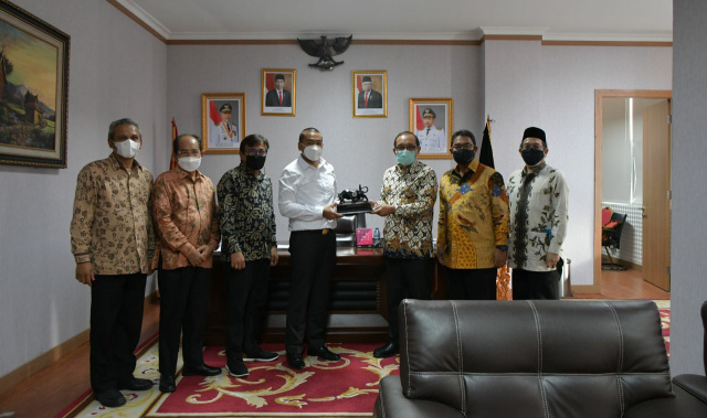 Wagub Sumbar, Audy Joinaldy menggelar pertemuan bersama direksi dan komisaris PT Semen Padang, Rabu (7/4). (ist)