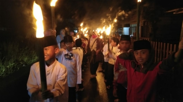 Anak-anak muda Maninjau pawai obor jelang memasuki bulan Ramadhan