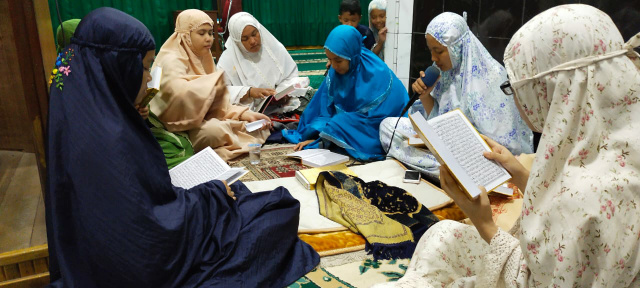 Inilah kegiatan tadarus di Masjid Syarif Cindakir, Taluak Kabuang, Padang pada malam pertama Ramadhan 2021. (foto : adh)