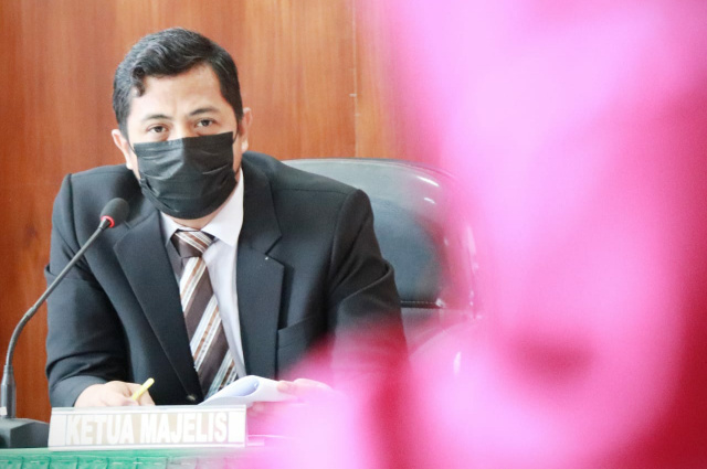 Ketua Majelis KI Sumbar Nofal Wiska saat memeriksa kuasa termohon Pemkab Agam.