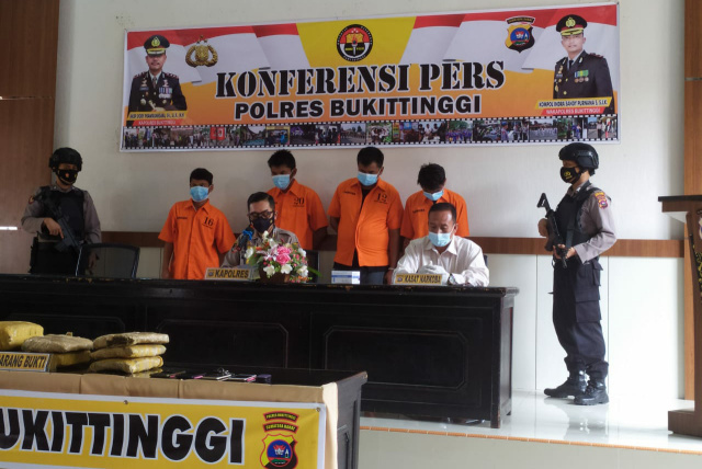 Kapolres Bukittinggi memberikan keterangan terkait penangkapan pengedar ganja