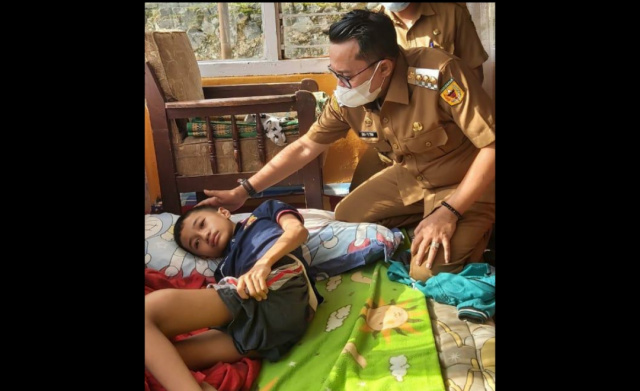 Bupati Eka Putra mengunjungi Rahul penderita kanker tulang.