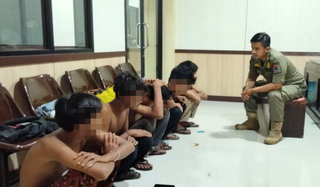 Lima ramaja yang diamankan Satpol PP Payakumbuh diberi penyuluhan bahaya penyalahgunaan fungsi lem.