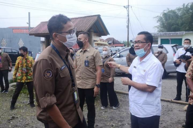 Menparekraf Sandiaga Uno saat mengunjungi Pandai Sikek