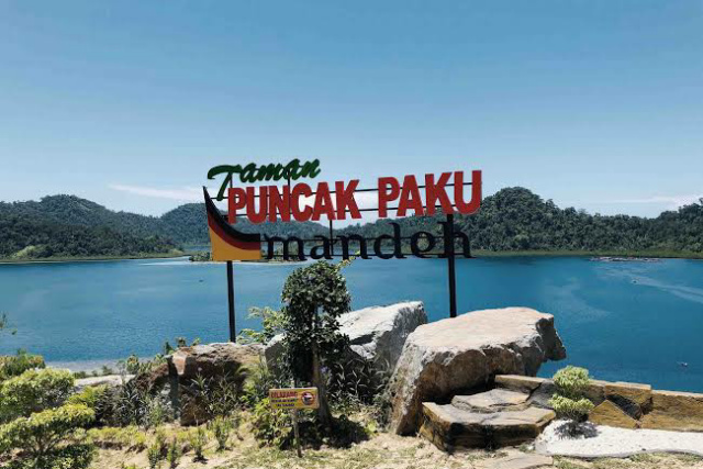 Salah satu spot terbaik bernama Puncak Paku. 