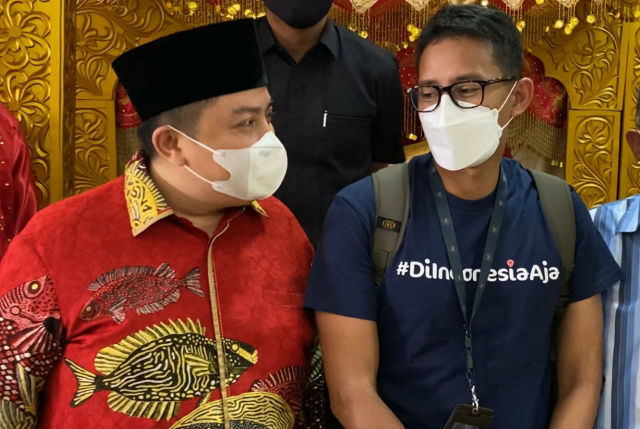 Menteri Pariwisata dan Ekonomi Kreatif (Menparekraf) Sandiaga Uno bersama anggota DPRD Sumbar Irwan Afriadi.