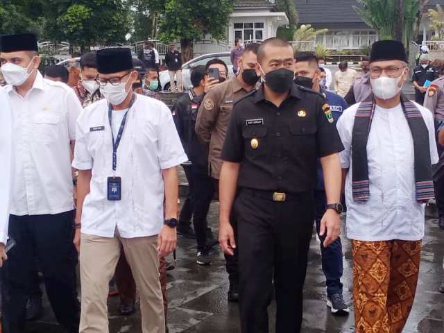 JALAN KAKI - Menparekraf Sandiaga Uno bersama Wagub Audy Joinaldi berjalan menuju objek wisata di Bukittinggi.