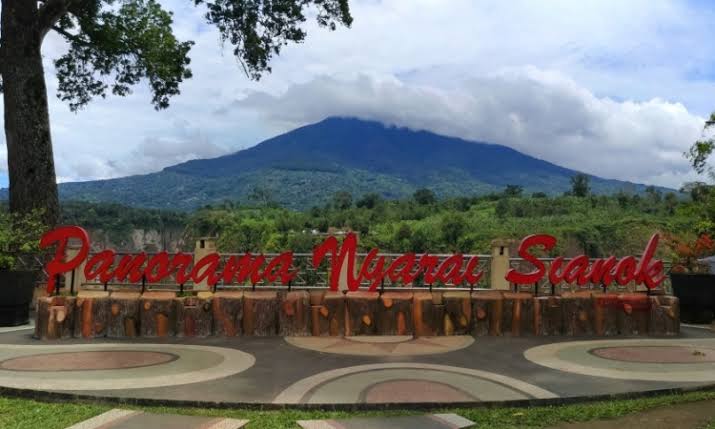 Panorama Ngarai Sianok dengan latar belakang Gunung Singgalang