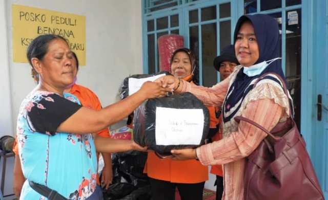 Penyerahan bantuan pakaian layak pakai dari Diskominfo Padang untuk korban kebakaran di Jalan Abdul Muis, Padang.