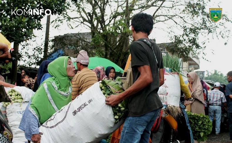 Aktifitas di Pasar Sayur Bukit Surungan, Kota Padang Panjang. (foto:kominfo)