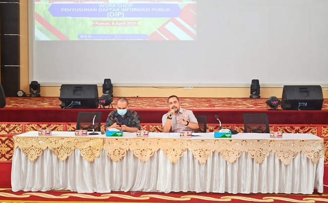 Komisioner KI Sumbar Adrian Tuswandi saat 
menyampaikan materi.
