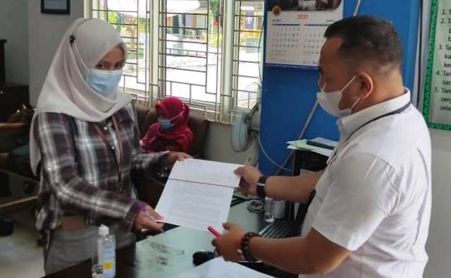 Adrian serahkan permohonan informasi publik ke PPID Utama Pemprov Sumbar, Diskominfo Sumbar, Jumat 23/4-2021. (*)