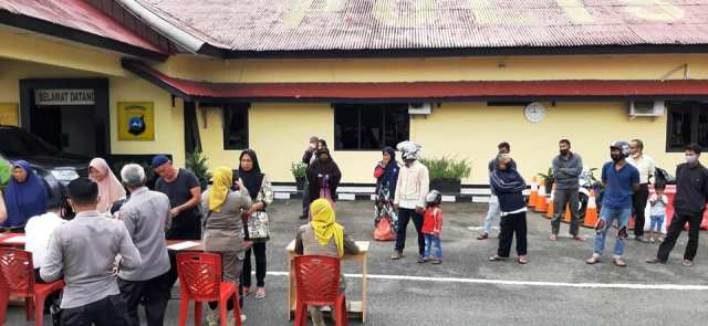 Pendataan masyarakat yang terjaring razai yustisi di Polres Padang Panjang.
