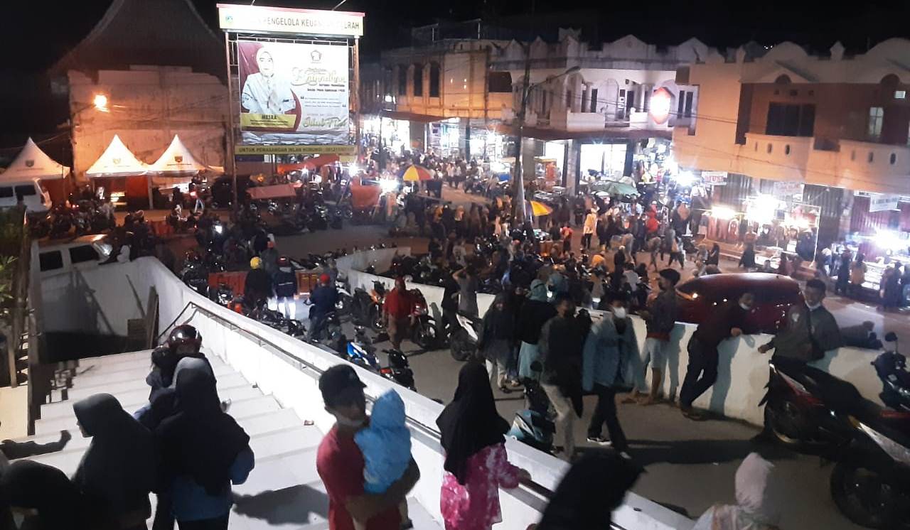 Pasar Padang Panjang di malam takbiran 2021. (foto: RM)