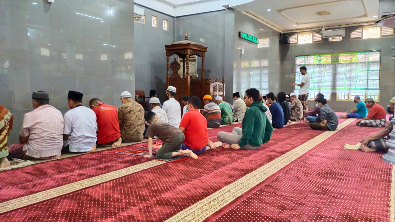 Jamaah Masjid As Sakinah Perumnas Belimbing saat menjalani sholat Dzuhur, Selasa (18/5).